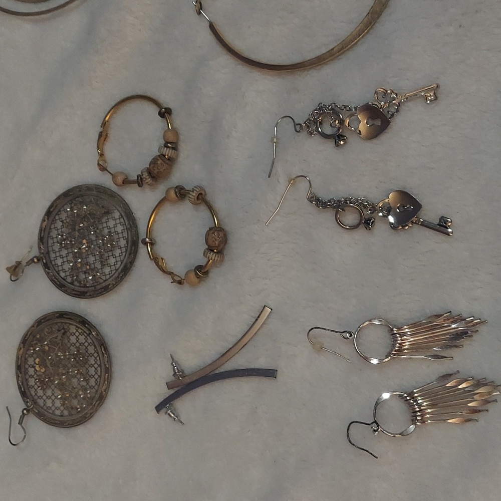 6/$10 9 Pc Set Of Vintage Gold and Silver Earring Collection - Picture 3 of 9